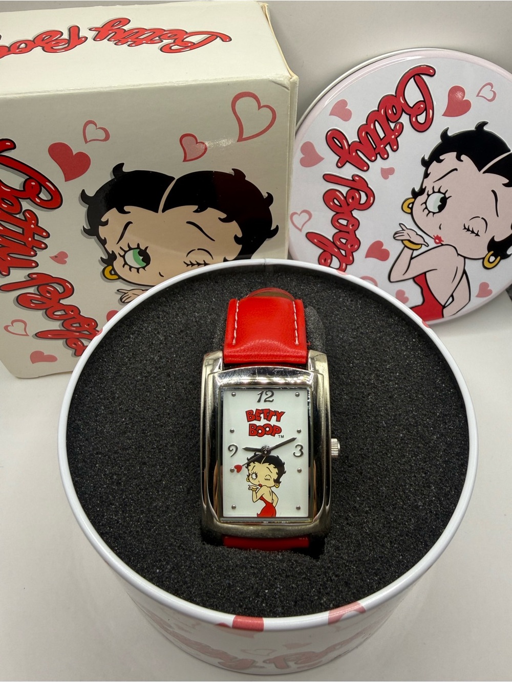 Betty Boop Here's a Kiss Red Band Watch 2005 Avon with Tin & Box (New Battery) - Picture 2 of 12